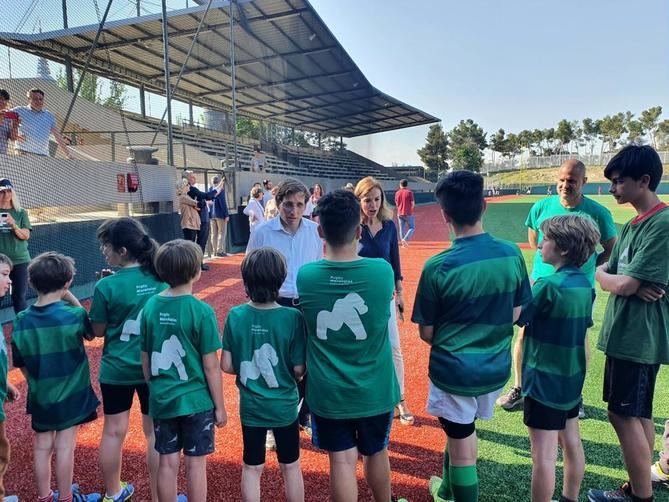 Moratalaz cuenta con instalaciones únicas y singulares para la práctica de deportes minoritarios, como el campo de béisbol, inaugurado el pasado año, o el mayor rocódromo cubierto de España.