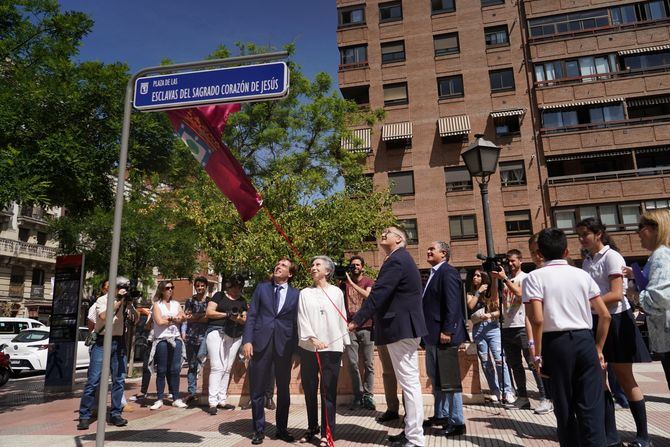 El acto, durante el que se ha descubierto una placa con el nuevo nombre de la plaza, ha contado con la presencia del alcalde de Madrid, José Luis Martínez-Almeida; acompañado del concejal del distrito, Javier Ramírez; de la superiora general de la orden religiosa, la hermana Rosario Fernández-Villarán; el director del colegio, Alfonso Saz.