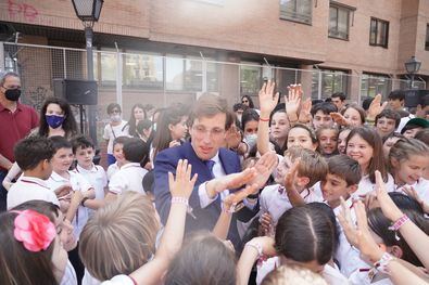 Los alumnos del colegio han estado presentes en el acto del descubrimiento de la placa, que han recibido entre aplausos y vítores al Alcalde de la capital.