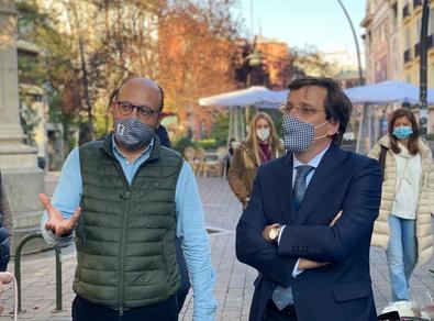 El alcalde de Madrid, José Luis Martínez-Almeida, ha visitado el barrio acompañado del concejal del distrito de Centro, José Fernández.