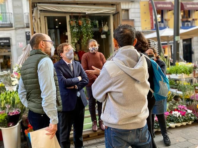 El proyecto ‘Lavapiés en positivo’ contempla diferentes actuaciones en el entorno del barrio, entre las que se encuentran mejora de la iluminación, la remodelación de diferentes plazas para incrementar la seguridad, la revitalización de los mercados y varias zonas del barrio y la mejora de la limpieza e incremento de arbolado.