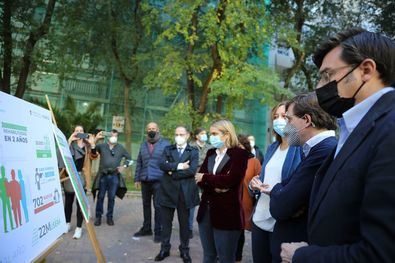 En la plaza Jaizquibel, el concejal delegado de Vivienda le ha explicado los distintos planes de rehabilitación que han permitido regenerar 79 edificios de Orcasitas.