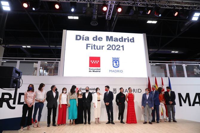 La presidenta de la Comunidad de Madrid en funciones, Isabel Díaz Ayuso, y el alcalde de Madrid, José Luis Martínez-Almeida, durante el día de la Comunidad en Fitur 2021,