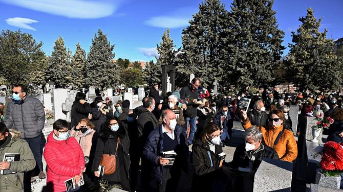 Centenares de personas homenajean a Almudena Grandes llevando uno de sus libros a su entierro