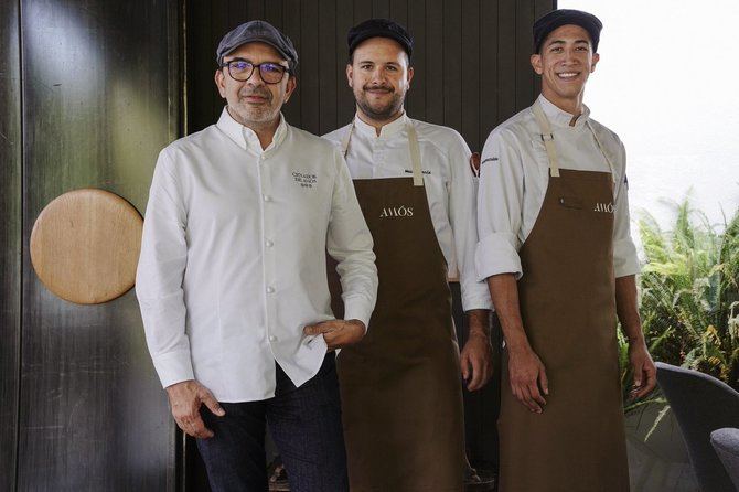 Para esta nueva etapa, Jesús Sánchez cuenta con dos piezas clave de su equipo de Cenador de Amos, como son Mauro Gracia Lamas y Kevin Suárez, que serán los chefs expertos encargados de orquestar la propuesta culinaria del nuevo restaurante.