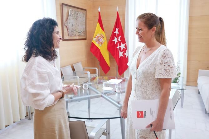 La consejera de Familia, Juventud y Asuntos Sociales de la Comunidad de Madrid, Ana Dávila, se ha reunido este lunes con la vicepresidenta del Teléfono de la Esperanza, Magdalena Pérez, para evidenciar el respaldo de la Administración autonómica a esta iniciativa.