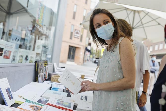 La delegada del Área de Cultura, Turismo y Deporte del Ayuntamiento de Madrid, Andrea Levy, ha querido trasladar 'un fuerte abrazo' a los organizadores de la feria del libro y todo el apoyo a las editoriales, a los escritores y, muy especialmente, a las librerías de barrio.