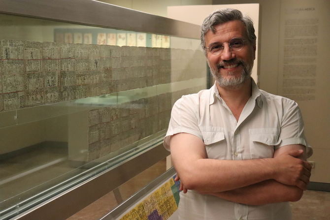 Andrés Gutiérrez Usillos (Gijón, 1967) es doctor en Geografía e Historia, especialidad en Antropología Americana por la Universidad Complutense de Madrid, máster en 'Museografía y exposiciones' y especialista universitario en Archivística.