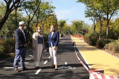 La delegada de Obras y Equipamientos, Paloma García Romero, acompañada de la concejala de Usera, Loreto Sordo, ha visitado las obras de mejora del Anillo Verde Ciclista que se están llevando a cabo en este distrito. 