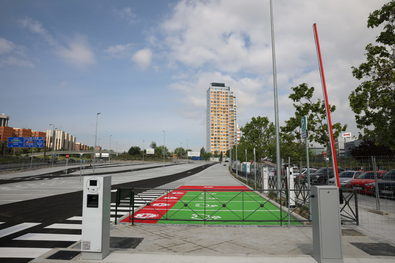 Se trata del primer parking finalizado de los 14 que se contemplan en el Plan de Aparcamientos Disuasorios de Madrid 360. Cuenta con 403 plazas y como novedad incluye una zona de reserva para vehículos de 'carsharing', plazas para bicicletas y puntos de recogida de compras 'online'.