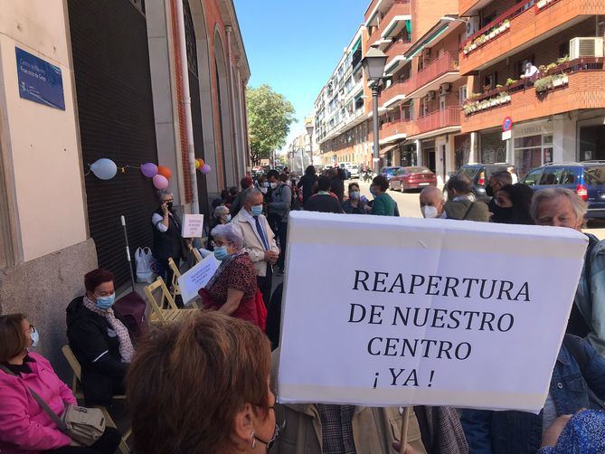 Los congregados, que han contado con el apoyo de las asociaciones vecinales, han advertido que volverán a protestar si no se produce la reapertura de los centros.