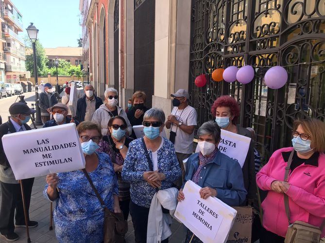 Vecinos de Carabanchel protestan ante los centros de mayores para reclamar su reapertura con protocolos sanitarios