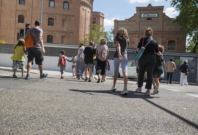 Como complemento de esta programación, la Comunidad de Madrid va a poner en marcha -también previa inscripción desde del 25 de marzo- talleres para grupos familiares con niños a partir de 6 años, que en esta edición contarán con 378 plazas gratuitas y en los que se invitará a visitar los espacios exteriores de El Águila.