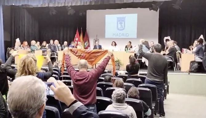 La decisión la ha tomado Navarro cuando han entrado al salón de plenos 'alrededor de 50 personas de las que se estaban manifestando fuera por la tala de árboles', han trasladado fuentes municipales.