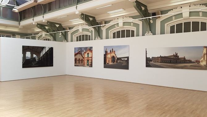 La exposición muestra la evolución y cambios que han sufrido los barrios desde finales de los años 70 del siglo XX, a través de diversas fotografías del libro 'Arganzuela 50 aniversario', escrito por Nicolás Ferrando y José María Sánchez Molledo, expertos en temas madrileños.