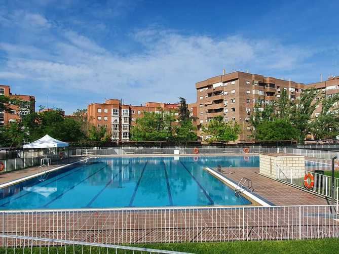 Se trata de la única piscina pública al aire libre del distrito de Arganzuela, en el que hay censadas más de 153.000 personas, y la más cercana para los vecinos del distrito de Centro, que cuenta con casi 150.000 residentes y no tiene piscina de verano.