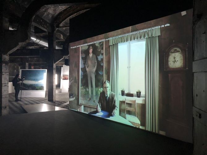 La videoinstalación Blind Sensorium es una síntesis de más de diez años de trabajo de campo de Armin Linke y sus colaboradores Giulia Bruno y Giuseppe Ielasi.