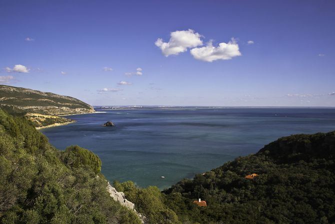 La mezcla del azul del mar y el intenso verde de su paisaje lo convierten en el lugar perfecto para disfrutar de un día de conexión por la naturaleza en Lisboa.