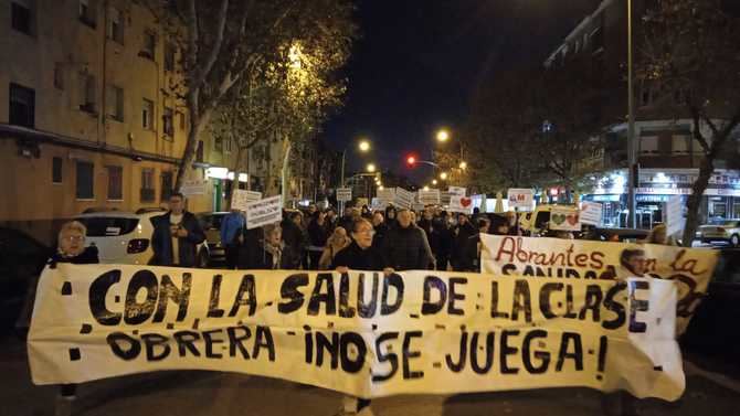 Los vecinos denuncian la falta de médicos que afecta al centro desde septiembre de 2020, que pasó de contar con 16 facultativos entre el turno de mañana y de la tarde, a contar con entre tres y seis de mañana y ninguno de tarde en la actualidad –algunos días hay médico de urgencia–, para una población de más de 30.000 personas.