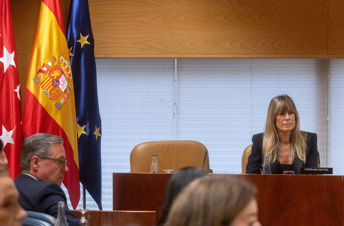 La esposa del jefe del Ejecutivo, Begoña Gómez, que ha acudido acompañada de su abogado, Antonio Camacho, ha explicado que se acogía a su derecho a no responder, toda vez que el proceso se encuentra judicializado.