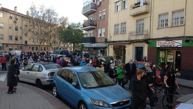 Desde la Consejería de Sanidad de la Comunidad de Madrid han asegurado que 'se ha reforzado la plantilla de médicos de familia, y actualmente el centro cuenta con nueve médicos, y otros dos facultativos de apoyo para consulta telefónica'. 