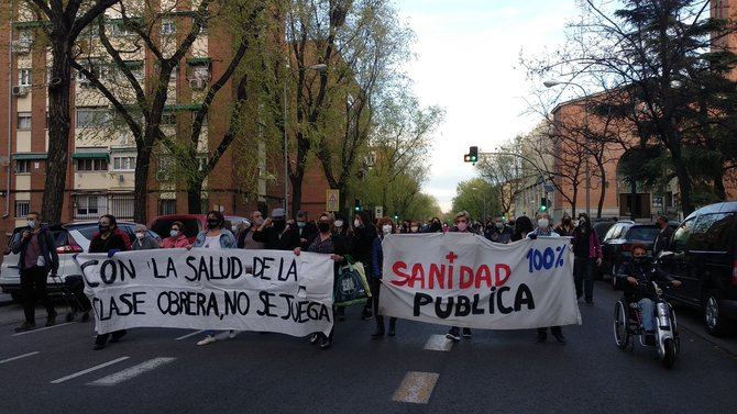 La convocatoria, que se repite todos los jueves desde hace ya siete meses, se dirige a todos los vecinos de Carabanchel, y el objetivo es reivindicar más personal sanitario. 