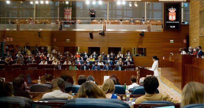 La presidenta en funciones de la Comunidad de Madrid, Isabel Díaz Ayuso, tras defender su candidatura durante la primera sesión del pleno de su investidura en la Asamblea de Madrid.