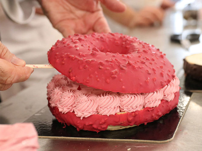 La adaptación a las nuevas tendencias de consumo provoca en la pastelería artesana madrileña la venta de medidas más pequeñas para adecuarse a todo tipo de familias, las piezas de 500 gramos son las protagonistas y la reducción en la proporción de azúcar empleada.