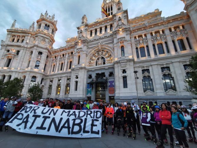 La lectura del manifiesto tendrá lugar a las 21.15 horas, para dar paso a una marcha reivindicativa sobre patines por las principales calles de Madrid.