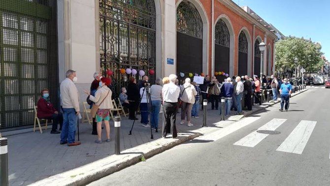 La convocatoria de este martes ha congregado frente al centro Francisco de Goya de Carabanchel Alto a unas 80 personas.