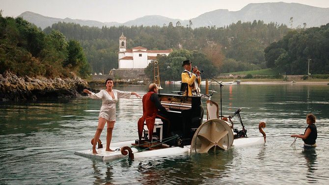 Consiste en un concierto de 'jazz' sobre el agua, a bordo de un prototipo artesanal navegable, conformado por un piano vertical que descansa sobre una estructura flotante a medio camino entre el hidropedal y el barco de vapor de ruedas-paletas, maniobrable con la fuerza de las piernas.