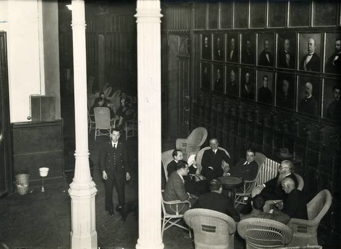 Ramón María del Valle-Inclán (presidente de la Institución) en la foto de tertulia en nuestra Galería de Retratos, ha sido uno de los numerosos rostros de la intelectualidad española que ha formado parte de los intensos 200 años de historia que el Ateneo de Madrid conmemora.