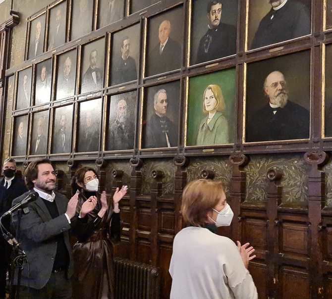 El Ateneo de Madrid ha calificado esta conmemoración como 'un acto de justicia histórica'. En presencia del hijo de la escritora, Agustín Cerezales, se procedió a ubicar el retrato de Carmen Laforet, obra de Francesco Pistolesi, en la Galería de Retratos del Ateneo que, hasta ese instante, sólo contaba con una mujer entre sus 187 personajes ilustres: Emilia Pardo Bazán.