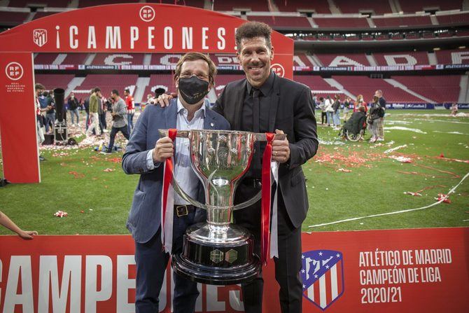 El Alcalde de Madrid ha reconocido la figura del entrenador rojiblanco, Diego Pablo Simeone, por haber “girado la historia de este club. Después de diez años se puede decir que hay un antes y un después de El Cholo y de los valores que has puesto en este club y que trascenderán tu legado y se quedarán entre nosotros”.