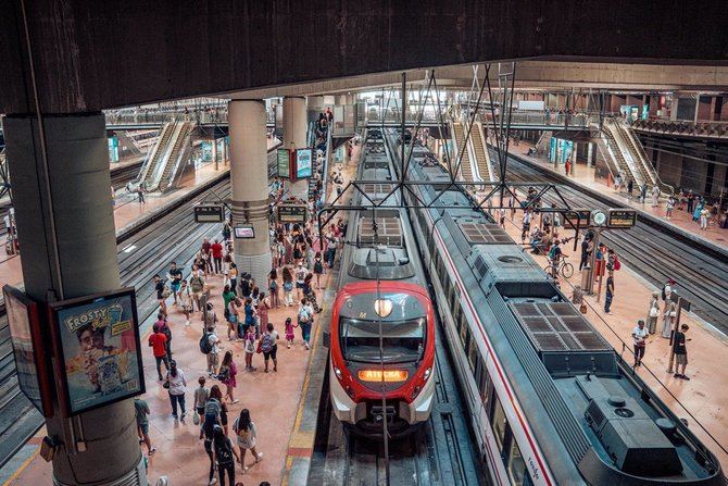 De momento están garantizando la movilidad y la circulación por este tramo cortado, optando por un recorrido alternativo que implica el trasbordo en la estación de Nuevos Ministerios para poder llegar, posteriormete, a Chamartín. 