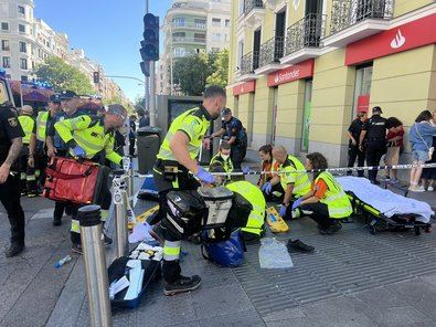 Un coche de la Policía Nacional ha invadido la acera de la calle de Narváez con Alcalá y ha atropellado a siete personas, entre ellas un bebé de poco más de un año y una mujer de 47 años, que ha sufrido heridas graves.