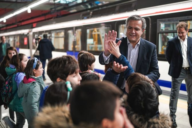 El consejero de Vivienda, Transportes e Infraestructuras, Jorge Rodrigo, ha participado de esta actividad junto a los alumnos del Colegio Público de Educación Infantil y Primaria Camilo José Cela, en el distrito de Fuencarral-El Pardo.