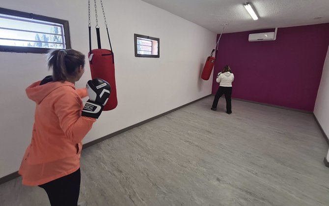 El objetivo del curso es enseñar y entrenar distintas situaciones ante un ataque o agresión, además, incluye la posibilidad de probar, posteriormente, durante una semana en el Club Taekwondo Getafe.