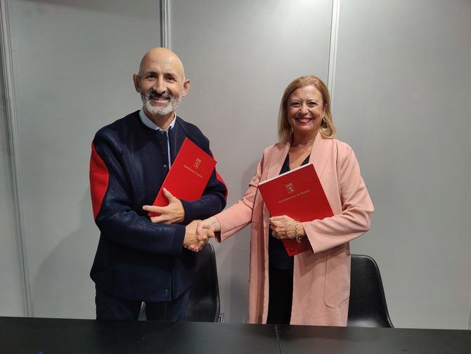 La delegada de Obras y Equipamientos, Paloma García Romero, y el presidente de ACME, Modesto Lomba, han firmado este viernes una prórroga de dos años al convenio firmado en 2020. 