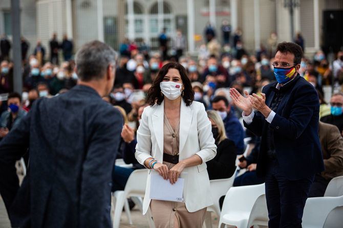 La dirigente madrileña sacaría más del doble de los diputados que logró en 2019, pasando de los 30 a los 62-63, con una intención de voto del 43,4%. 