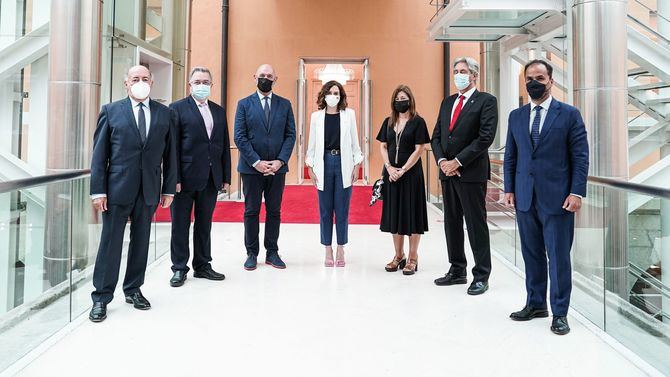 La Presidenta regional ha mantenido un encuentro con el consejero de Educación, Universidades y Ciencia y portavoz, Enrique Ossorio; y los máximos responsables de las seis universidades públicas madrileñas: José Vicente Saz (Universidad de Alcalá), Amaya Mendikoetxea (Autónoma), Joaquín Goyache (Complutense), Guillermo Cisneros (Politécnica), Juan Romo (Carlos III) y Javier Ramos (Rey Juan Carlos).