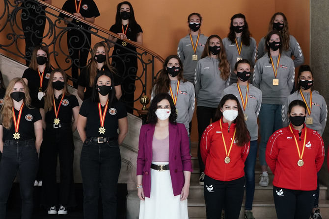 Isabel Díaz Ayuso ha recibido en la Real Casa de Correos a las jugadoras y el cuerpo técnico de los equipos Voley Alcobendas, Tres Cantos Patín Club de hockey línea y Majadahonda hockey hielo.