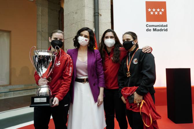 Ayuso celebra el éxito del deporte femenino madrileño con las campeonas de la Copa de la Reina de voley y hockey