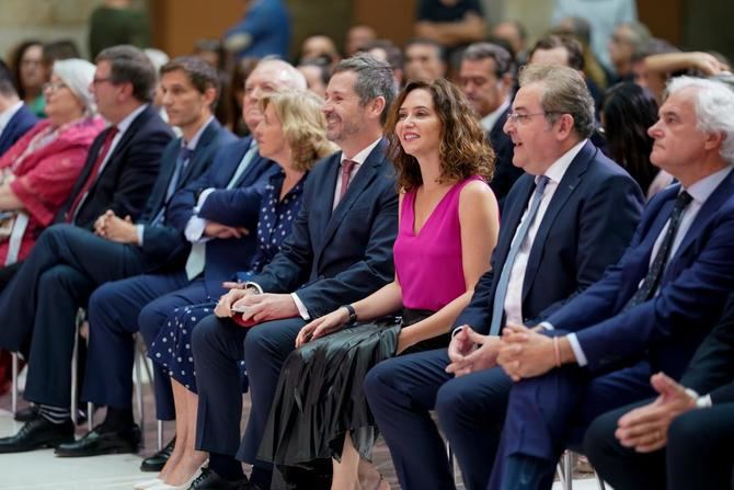 En el acto, celebrado en la Real Casa de Correos, sede de la Presidencia autonómica, Ayuso ha estado arropada por el director del Departamento de Miembros Afiliados de la Organización Mundial del Turismo (OMT), Ion Vilcu, quien ha considerado que esta estrategia está 'bien pensada y sólidamente anclada en la realidad'.