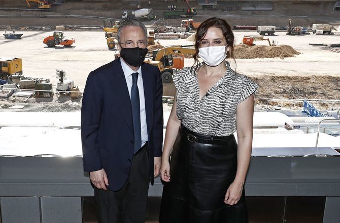 La presidenta regional, Isabel Díaz Ayuso, ha visitado las obras del nuevo estadio Santiago Bernabéu, que evolucionan favorablemente, con el desmontaje finalizado de la cubierta en los fondos norte y sur, así como en el lateral del Paseo de la Castellana.