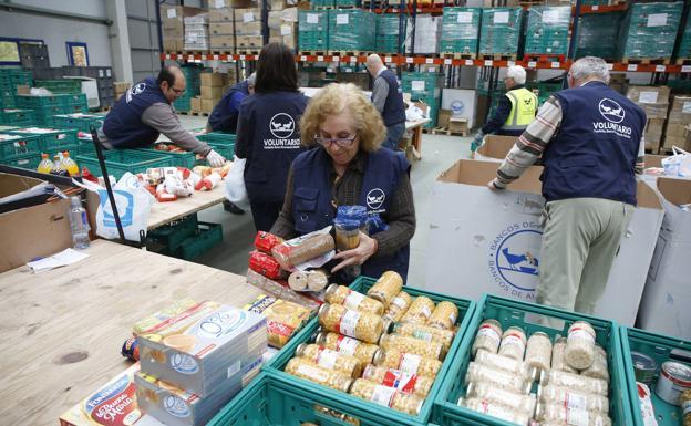 En esta edición los voluntarios serán exclusivamente informativos. Serán formados por los Bancos de Alimentos y, en turnos de cuatro horas, se encargarán en los puntos de recogida de informar a los clientes sobre cómo es la nueva forma de donar.