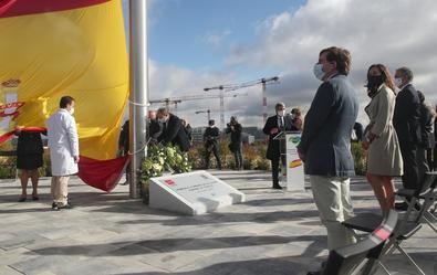 Organizado por la Junta de compensación de Valdebebas, el acto ha contado con la asistencia del alcalde de Madrid, José Luis Martínez-Almeida; la consejera de Presidencia de la Comunidad, Eugenia Carballedo; el consejero de Vivienda, David Pérez; la delegada de Seguridad, Inmaculada Sanz y el delegado de Medio Ambiente y Movilidad, Borja Carabante, entre otros.