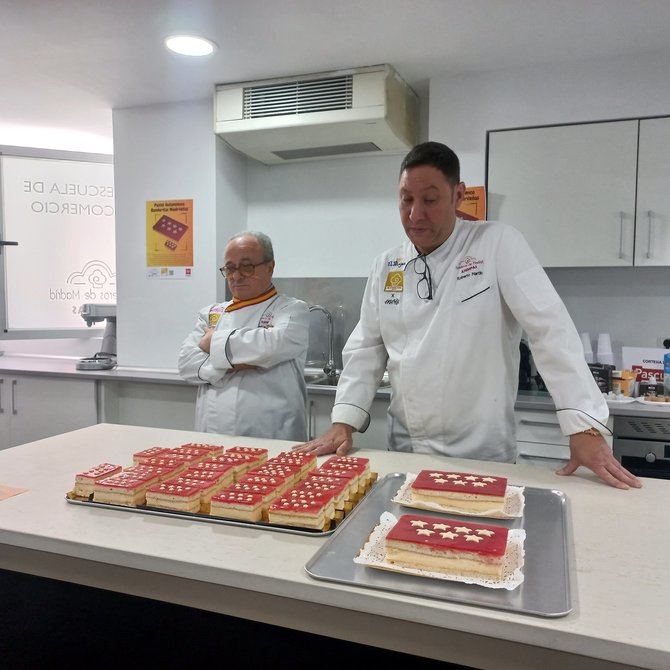 El postre fue creado a finales de los años 80 por el maestro pastelero Pedro Blanco para conmemorar el día de la Comunidad.