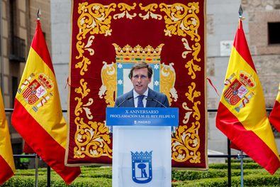 El alcalde de Madrid, José Luis Martínez-Almeida, ha presidido este martes en la plaza de la Villa el acto institucional que el Ayuntamiento de la capital ha organizado para conmemorar el X aniversario de la proclamación del rey Felipe VI.