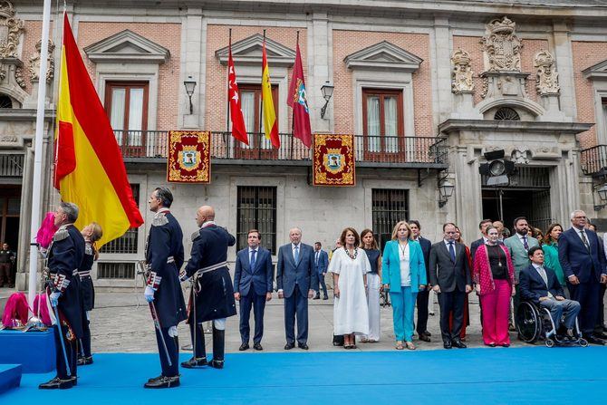 En este acto, en el que han participado los miembros del equipo de Gobierno, así como representantes de los grupos municipales, el alcalde ha leído el bando dictado con motivo de esta celebración.